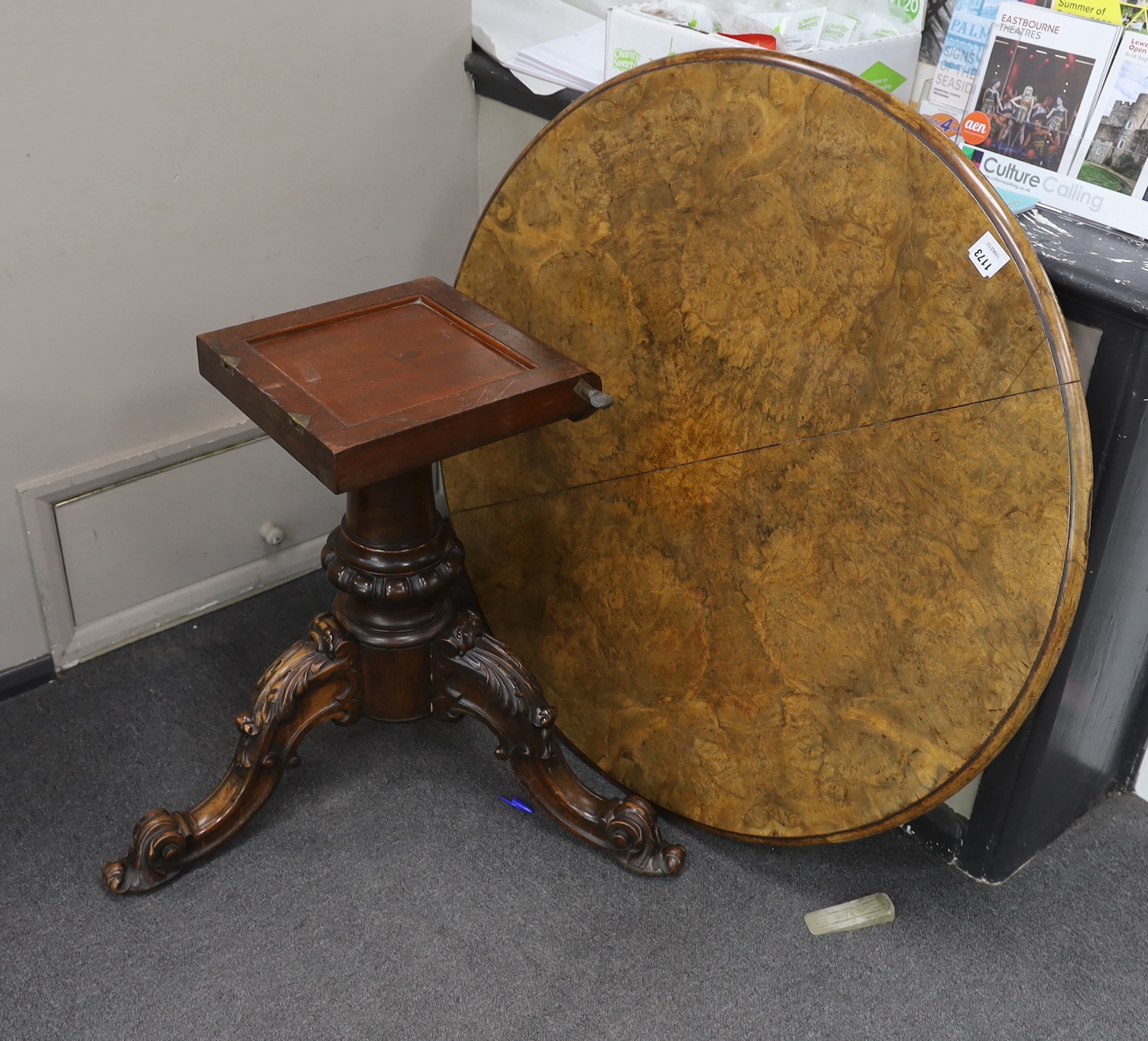 A Victorian walnut breakfast table, diameter 106cm, height 72cm